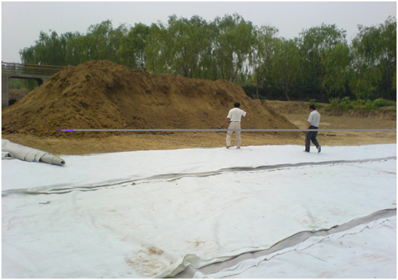 水利渠道防渗施工中91视频直播APP膜施工作业