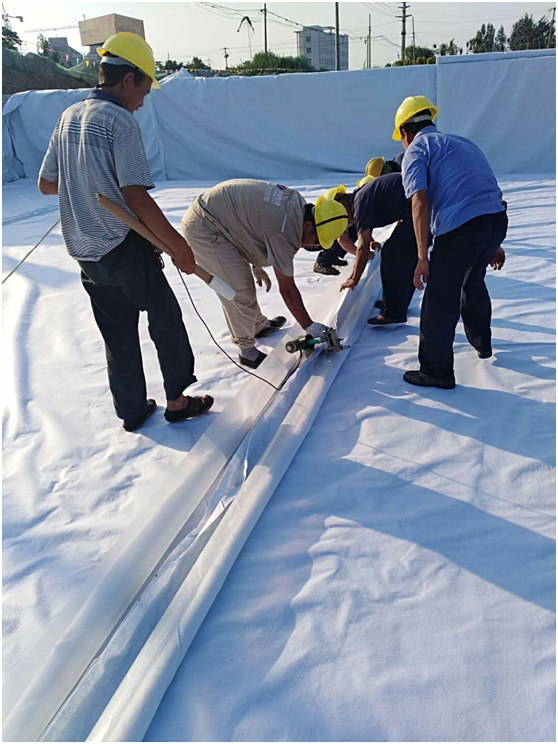 焊接质量的好坏是复合91视频直播APP膜防渗性能成败的关键