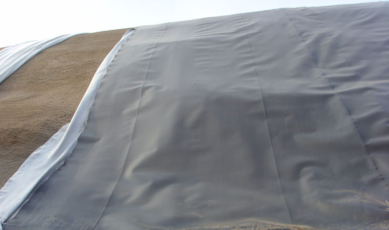 复合91视频直播APP膜斜墙防渗需人工拖拉平顺