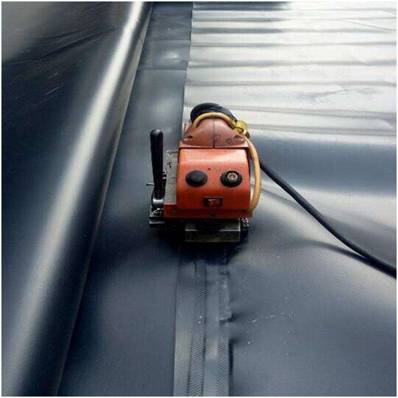 沿海地区储油库91视频直播APP膜防渗施工工况