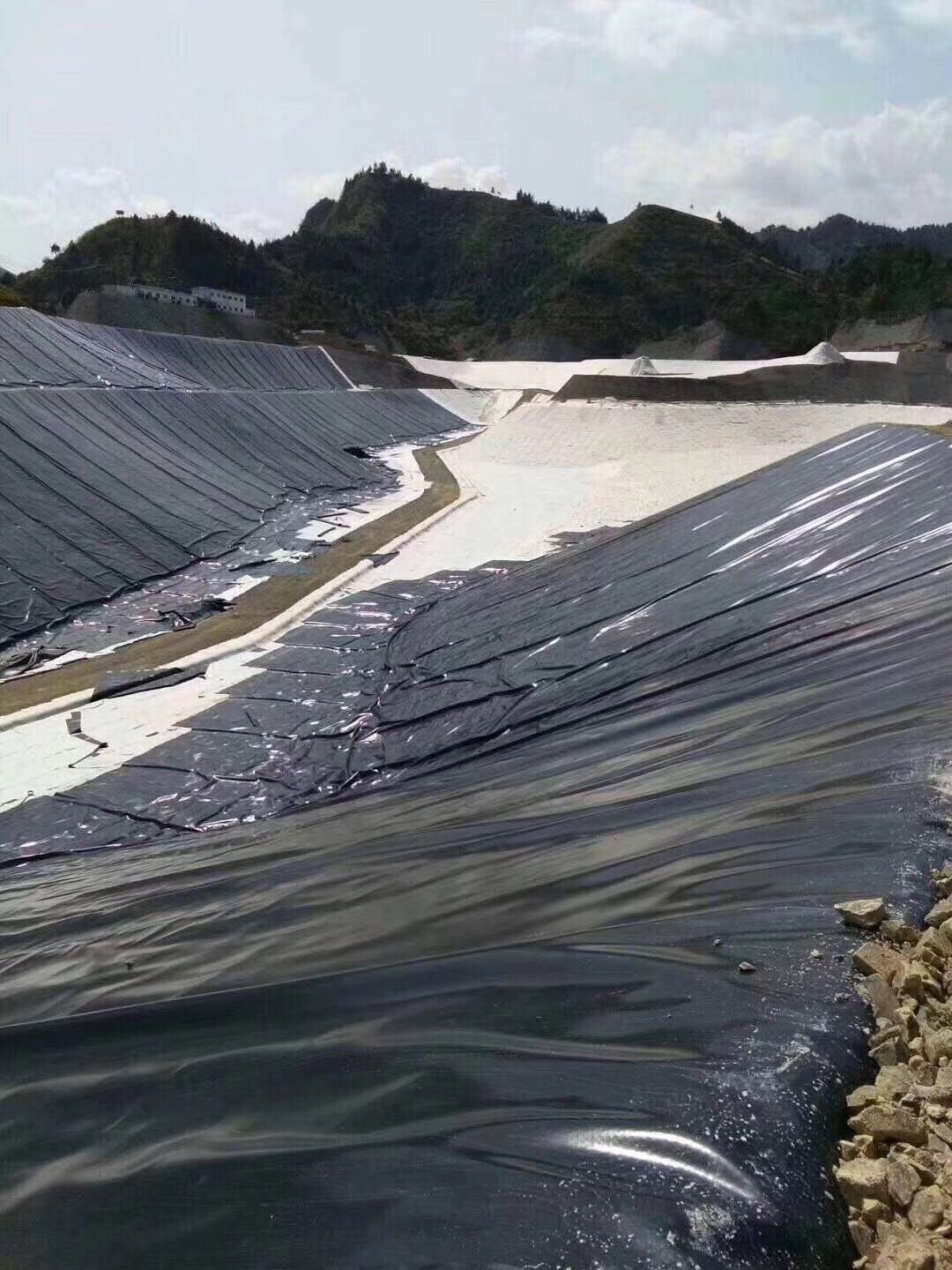 HDPE防渗膜在污水蒸发池铺设特有步骤有哪些？