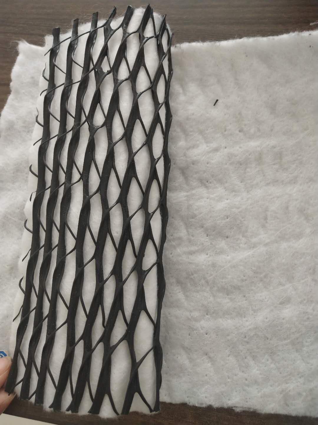 91视频直播APP膜保护层下导水设施设计原则与方式