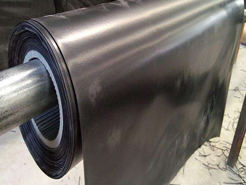 一般情况下河道堤坡修建复合膜铺在哪一步最好？