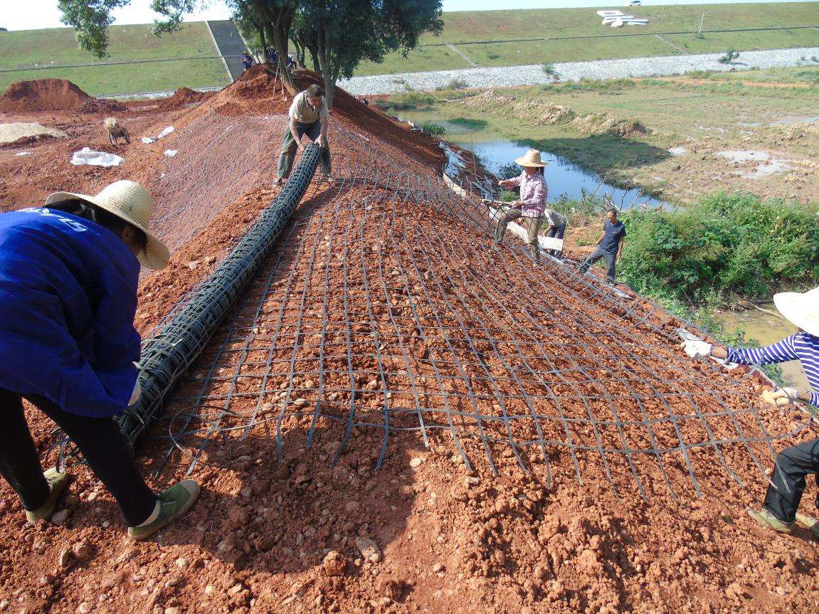 91视频直播APP格栅加筋土防护陡堤处理技术