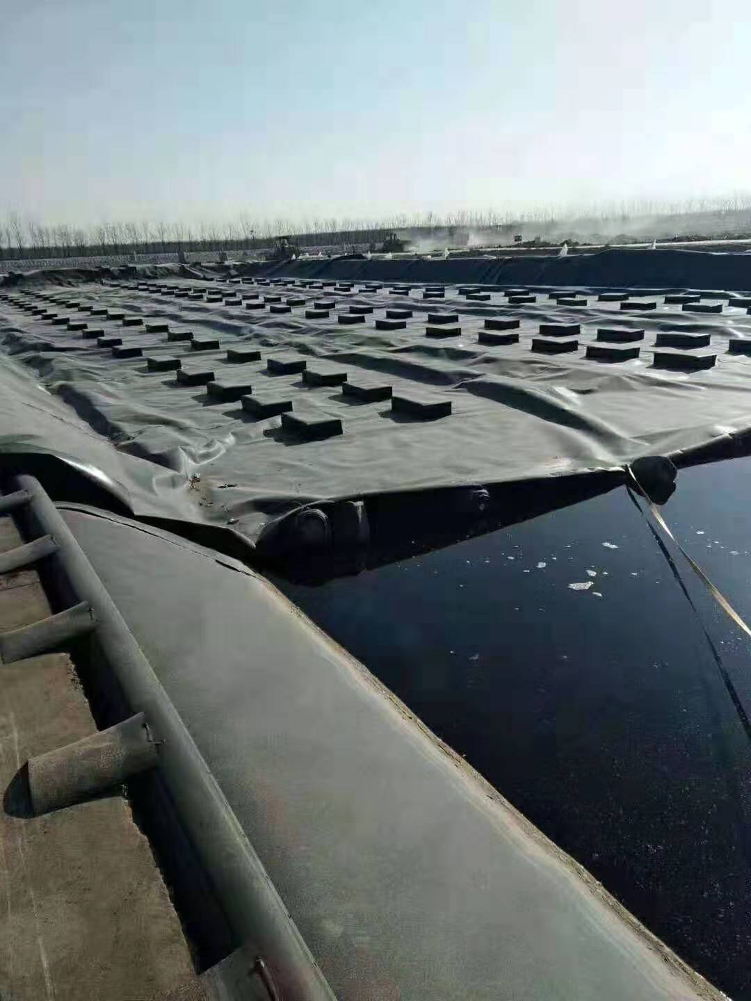 91视频直播APP膜蒸发塘施工遵循“可拉动不拉断”
