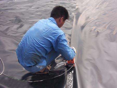 水库复合91视频直播APP膜水平防渗铺设工艺