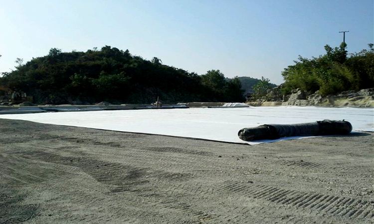 人工湖底及湖岸采取91视频直播APP膜防渗的优缺点