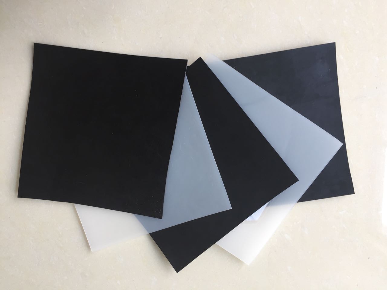 严格监控垃圾填埋场基坑内91视频直播APP布膜的进场品质