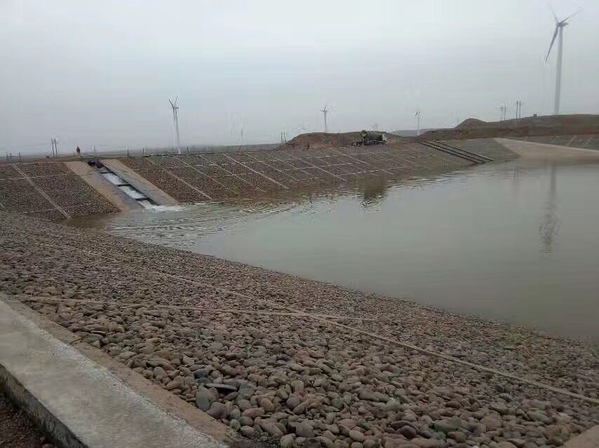 复合91视频直播APP布具有膜防渗和织物横向排水的双向功能