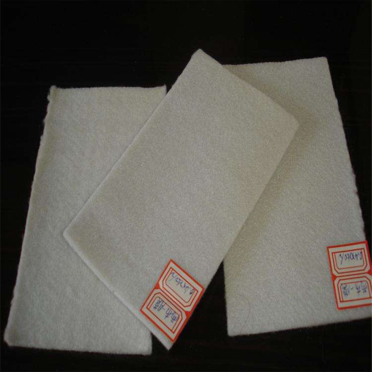 斜坡上铺设复合91视频直播APP膜时应保证在无雨天气施工