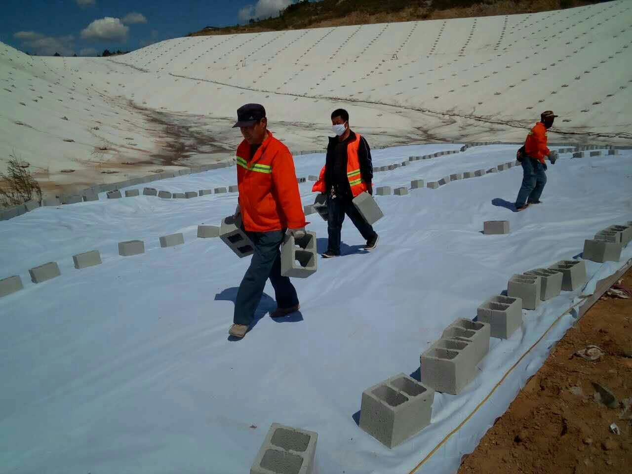 防渗渣场91视频直播APP膜产生的孔洞数量约为多少为合格？