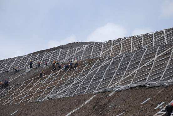 如何选取渣场材料渗透系数与物理力学参数的HDPE膜？