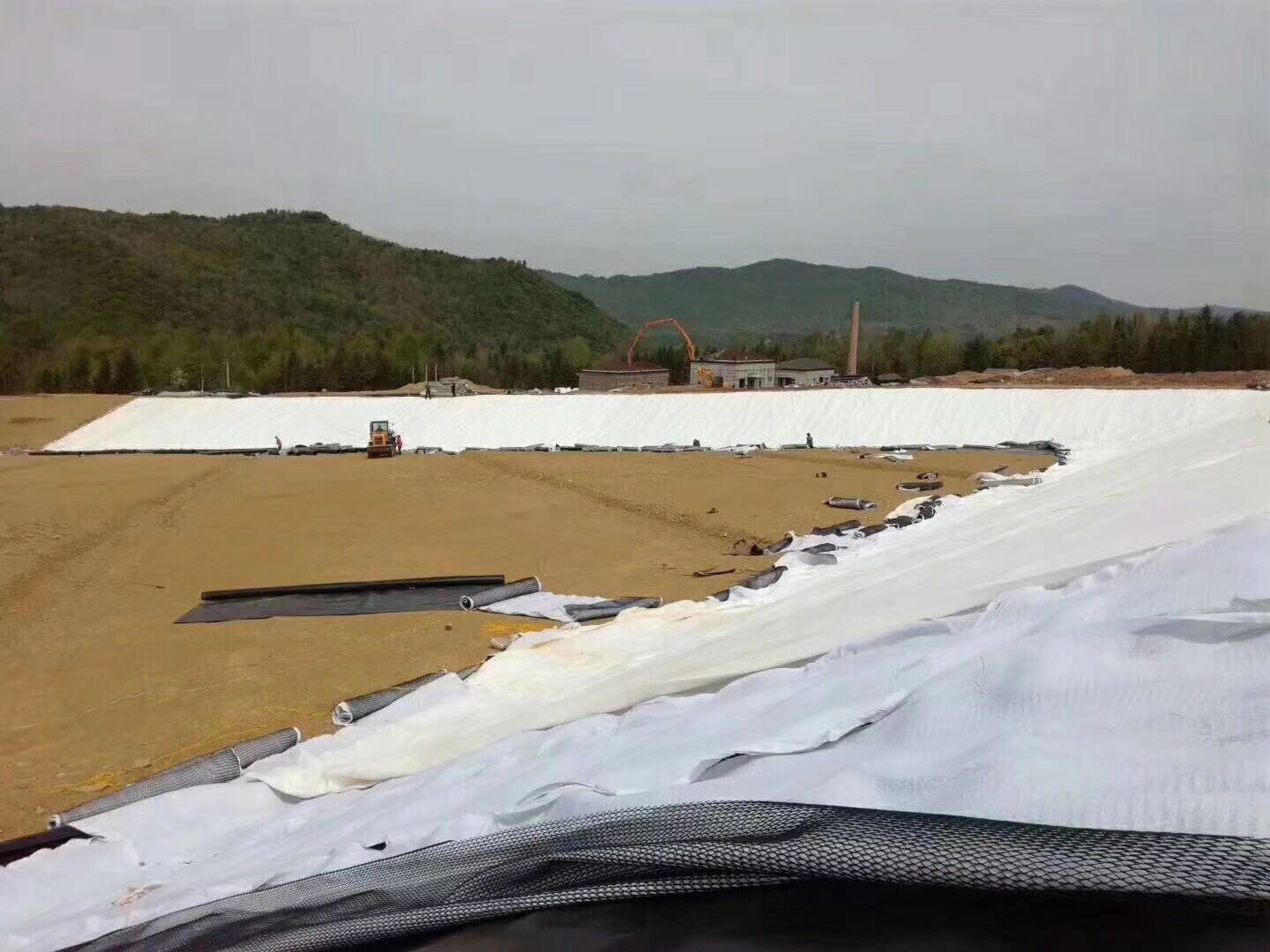 蓄水池边坡和渠坡与建筑物锚固91视频直播APP膜注意事项