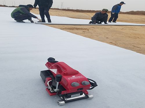 宽度对非织造91视频直播APP膜拉伸性能影响