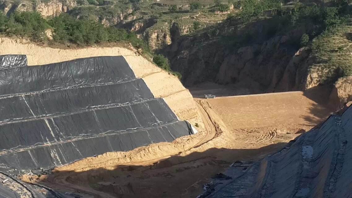 高密度聚乙烯91视频直播APP膜主要用于填埋场、景观湖泊和池塘