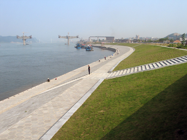 堤岸作为水域生态系统的重要组成部分有什么优势？