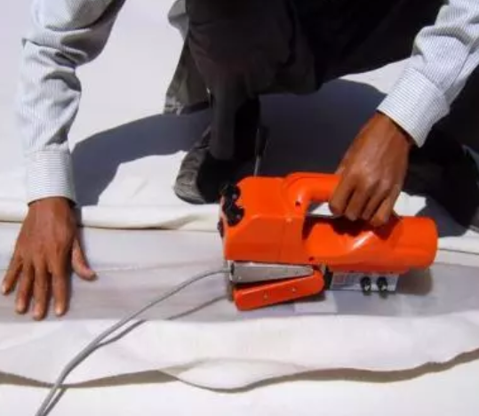 水库枢纽工程由土石坝、溢洪道、输水洞组成